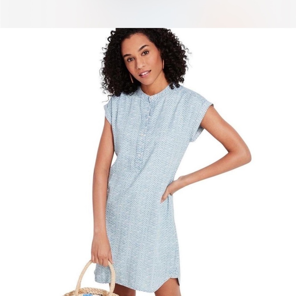 Vineyard Vines Printed Chambray Margo Dress in the Chevron/Jake Blue pattern - Picture 2 of 6